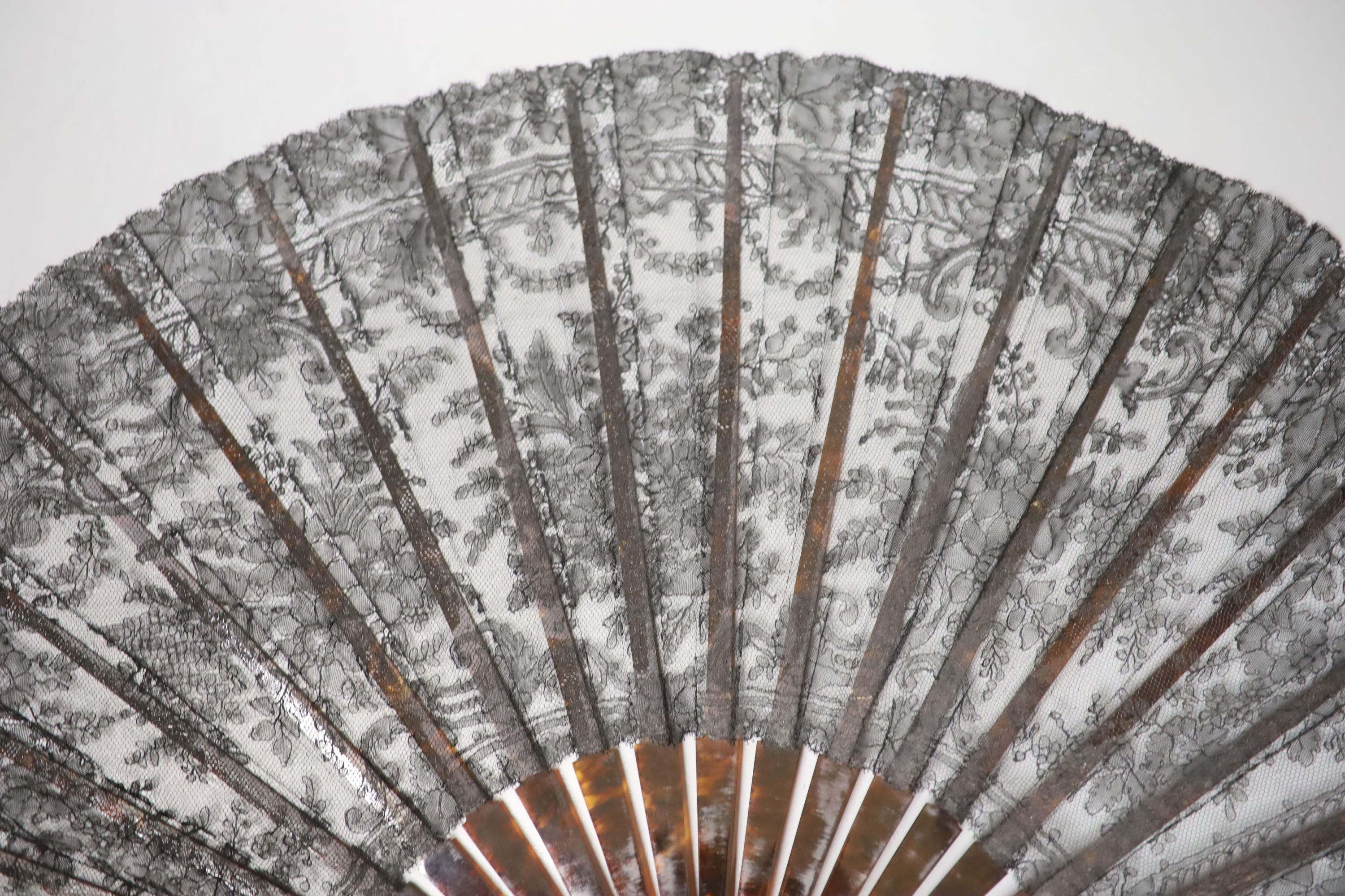 A quantity of mixed fans including a black Chantilly lace fan